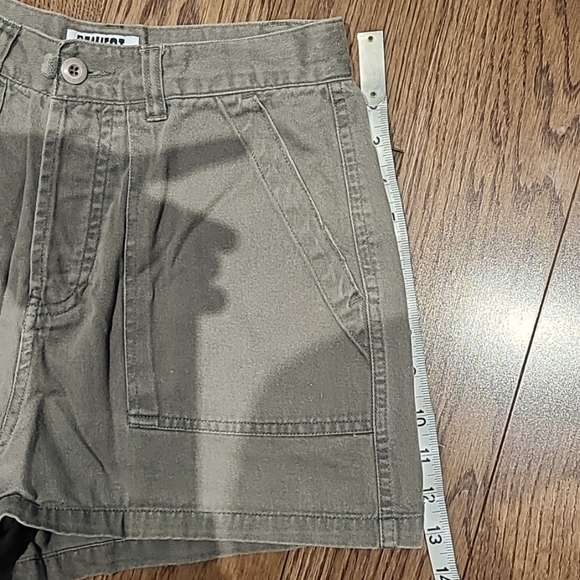 2 pc women's shorts size 5. Good condition. One cream, one khaki green. - Picture 4 of 7